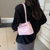 Einfache und modische Handtasche, modische Schultertasche im neuen Stil, schöne, lässige, trendige Unterarmtasche für den Sommer