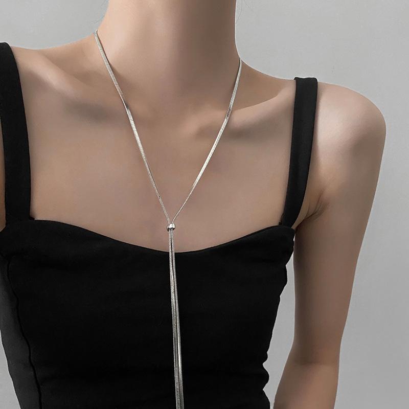 French Casual Wind Titanium Steel Triangle Necklace Light Luxury High Sense Simple Sweater Chain Trend Item Decoration Niche