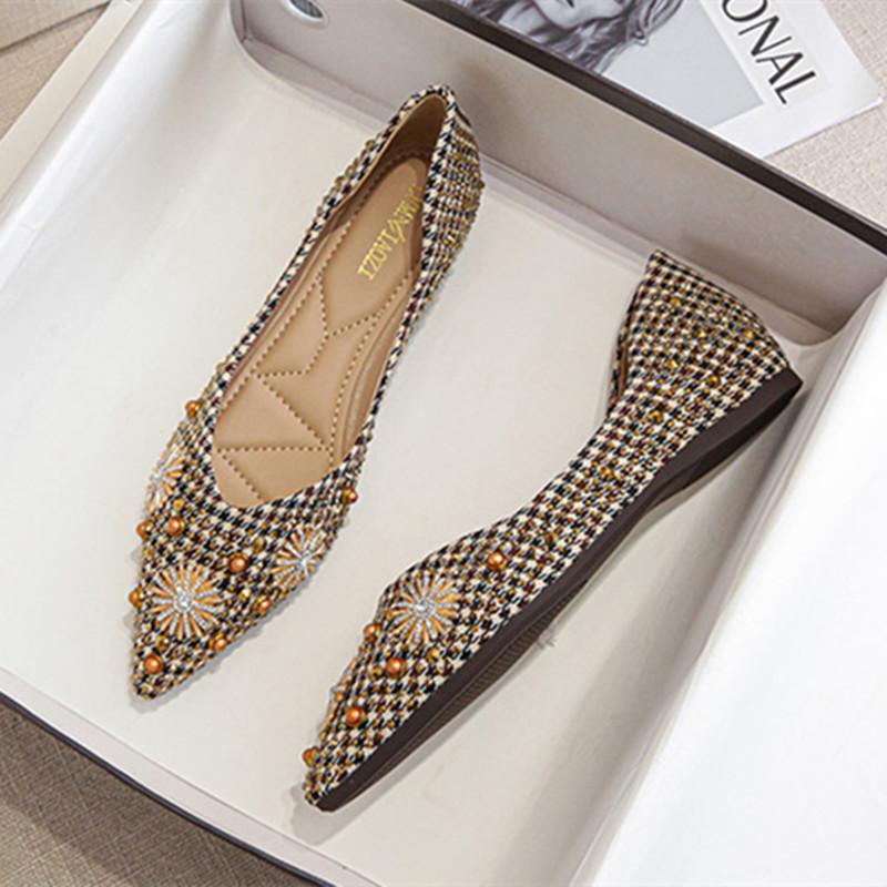 Fashion Metal Rivet Decoration Flats Women Luxury Rhinestone Design Pointed Toe Loafers for Women Soft Sole Comfort Mules Casual Shoes