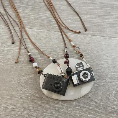 Collana con Ciondolo Fotocamera Retrò: Design Versatile e Unico per Donna
