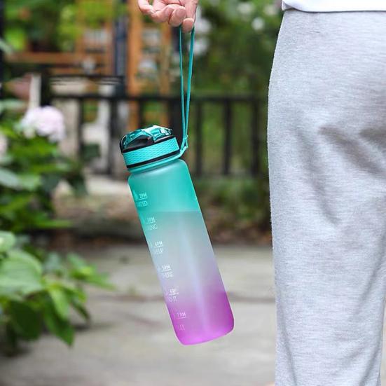 1000ml Wasserbecher Lebensmittelqualität Auslaufsicher Große Kapazität mit Zeitmarkierung Trageband-Design Staubdicht Motivierende Sport-Wasserflasche mit Strohhalm Büro
