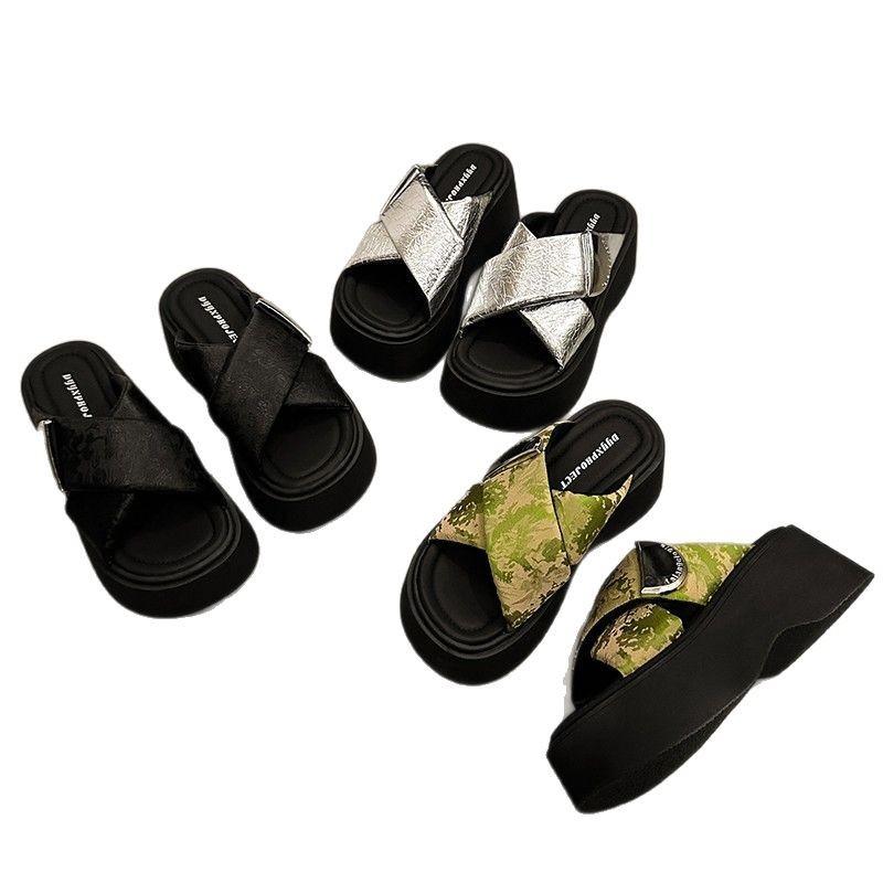 Dicke Sohle Höhe erhöhen silber cool Hausschuhe Damen Sommerbekleidung 2025 neu hochwertig klein Strand Cross Ein-Wort-Schlepp