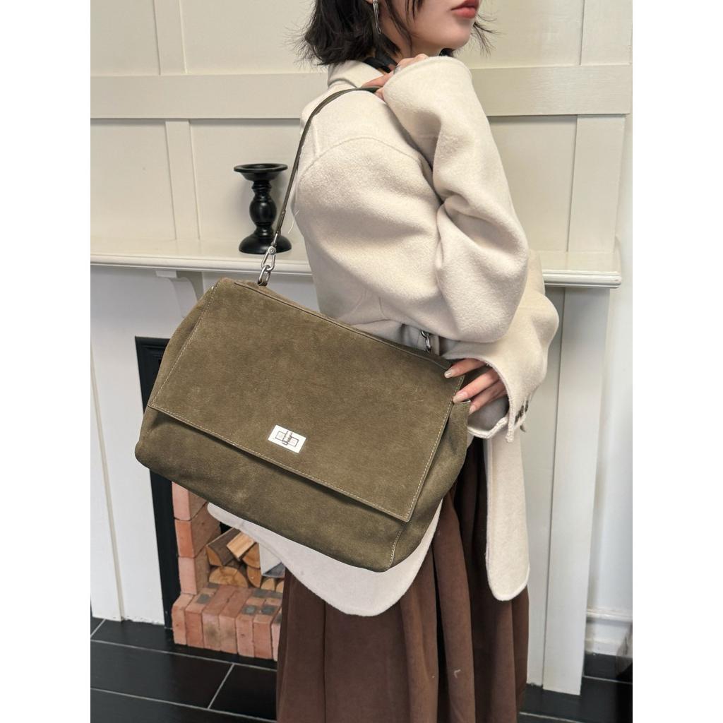 Koreanische Version der neuen matten Rindsleder-Tragetasche 2025 mit großem Fassungsvermögen, Überschlag und Schloss, Umhängetasche