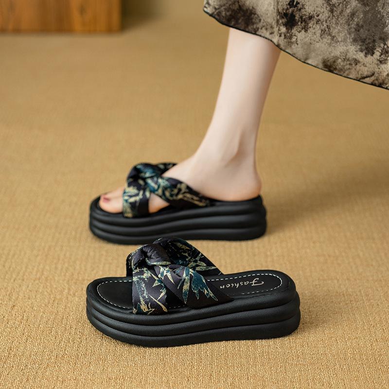 

Thick-soled cool slippers 2025 summer new women s versatile outer wear fashion muffin one-word drag with skirt beach shoes 35 чёрный