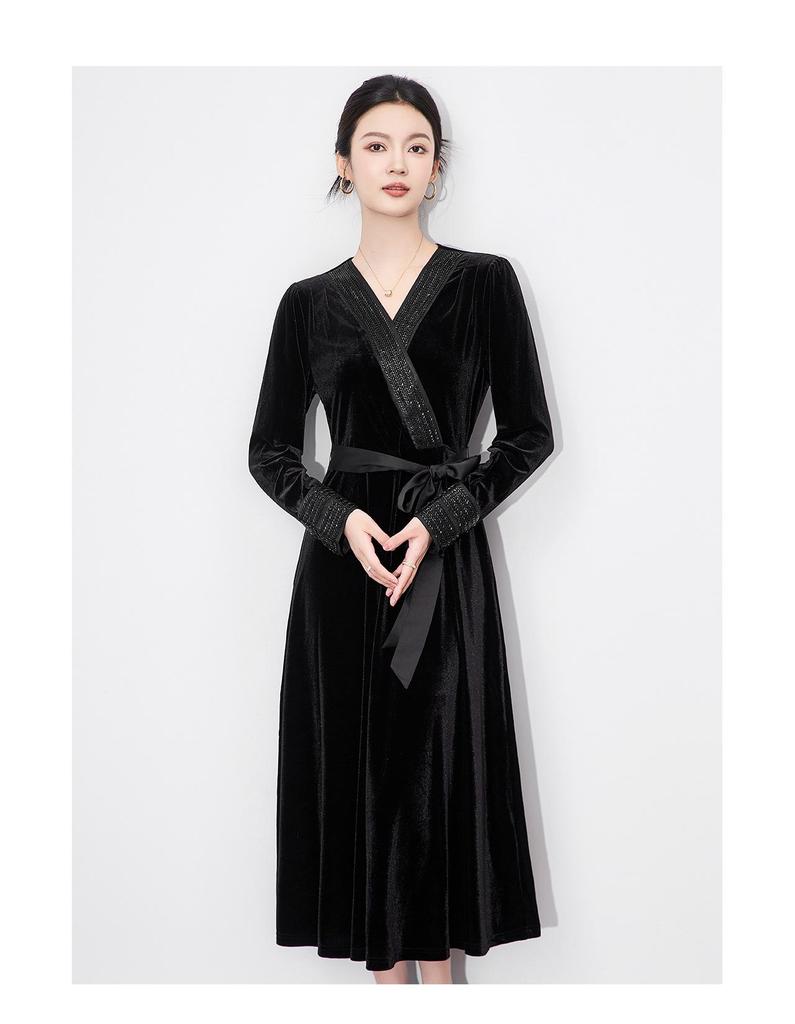 Luxuriöses goldfarbenes Samt-Abendkleid mit Perlenbesatz, elegant figurbetontem Schnitt und fließendem Saum