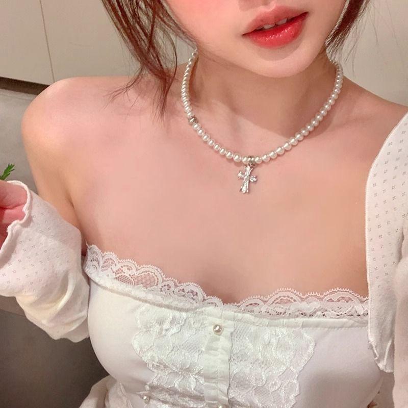 Korean Pearl Necklace: High-End Silver Clavicle Chain with Niche Design, Perfect for Light Luxury and Sweater Pendants.