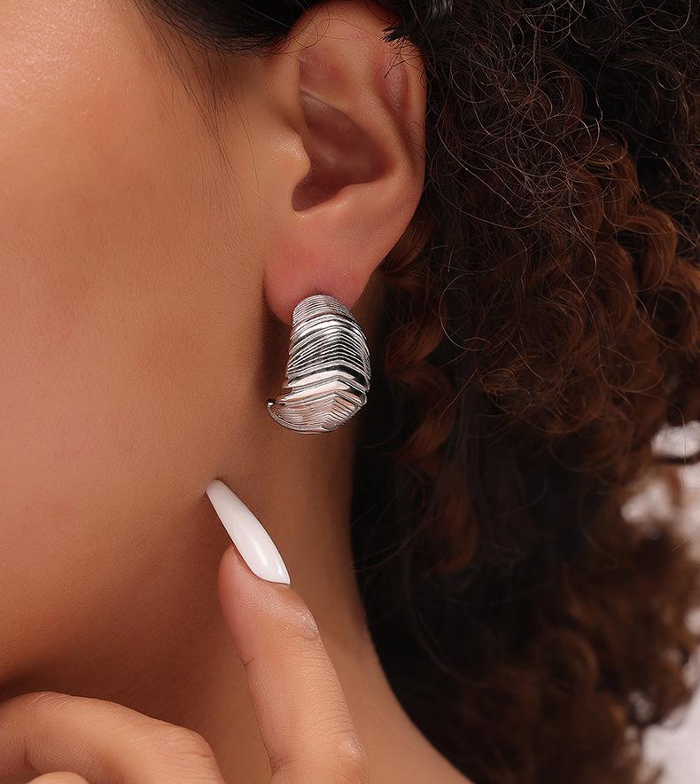 Vintage French Feather-Shaped Earrings, Elegant 18K Gold-Plated Titanium Steel, Retro Design, Versatile New Jewelry.