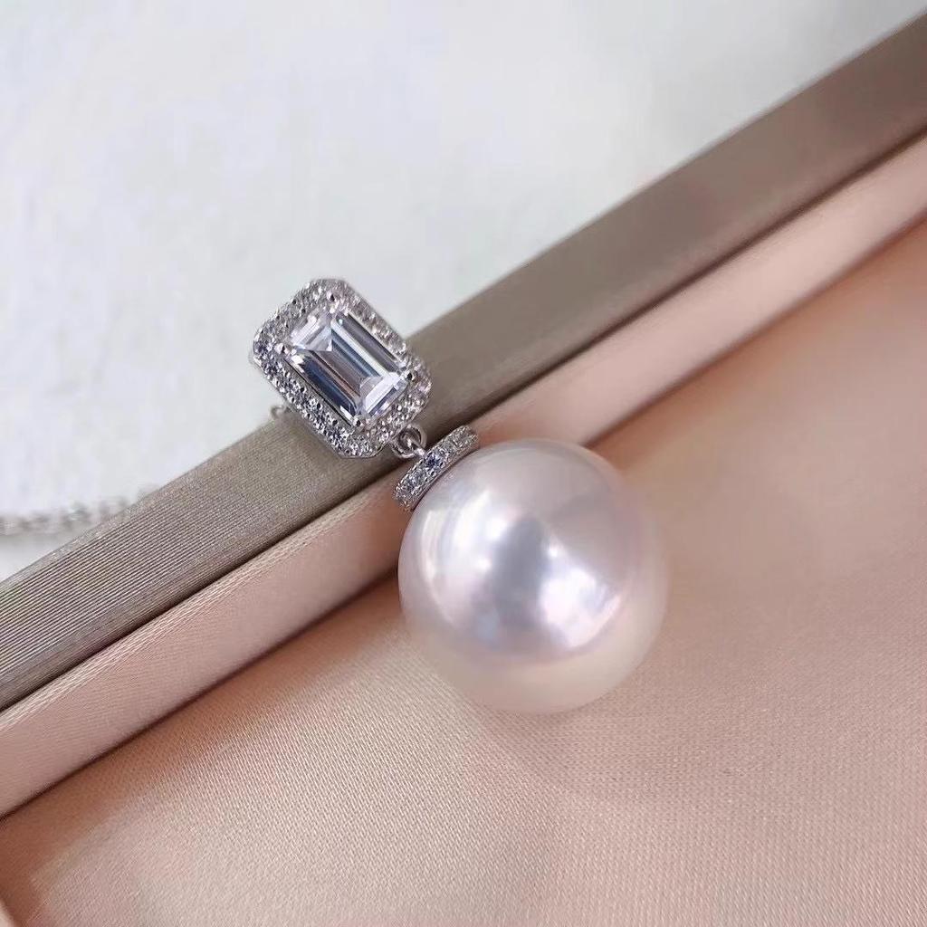 Collier Classique de Perles d'Eau Douce Zhuji avec Grand Pendentif Carré