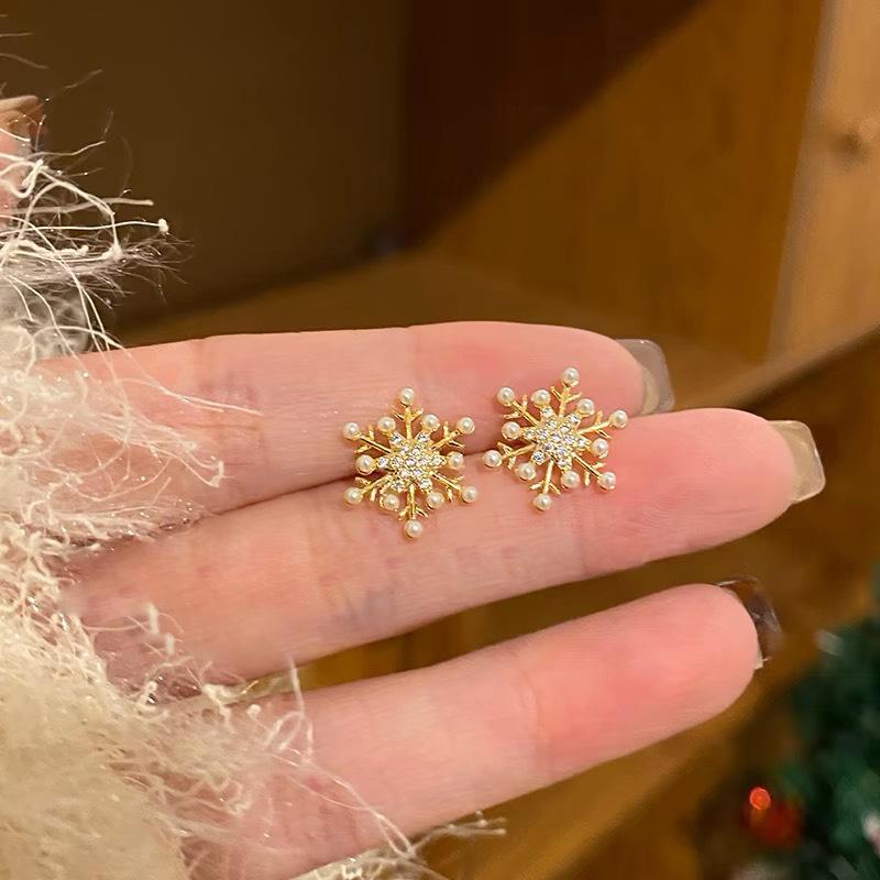 Snowflake pearl earrings temperament light luxury simple earrings small fresh stud earrings no holes advanced retro square round face