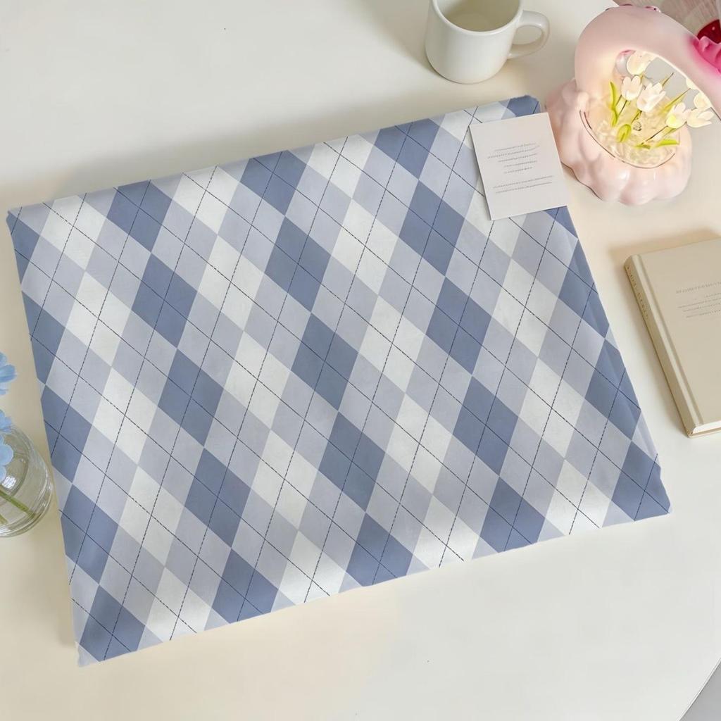 Retro Diamond Velvet Tablecloth: Wear-resistant, High-grade, Versatile Desk Decoration and Dustproof Cover.