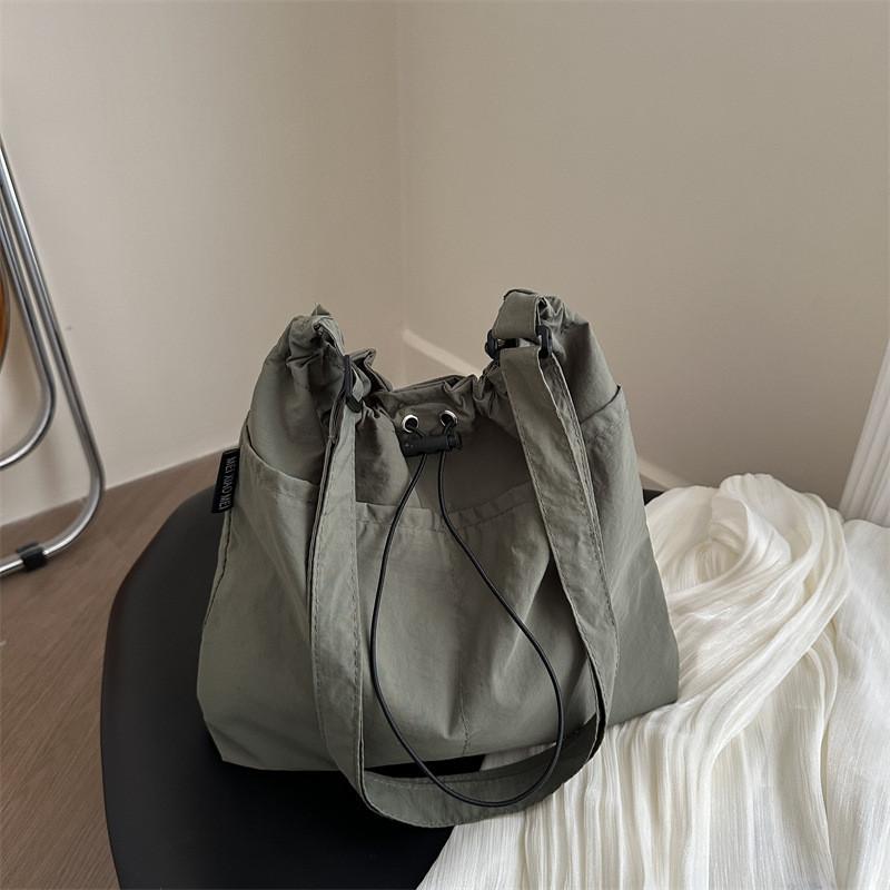 Trendy Women's Casual Tote Bag Spacious Bucket Bag With Soft Feel And Stylish Design For Commuting