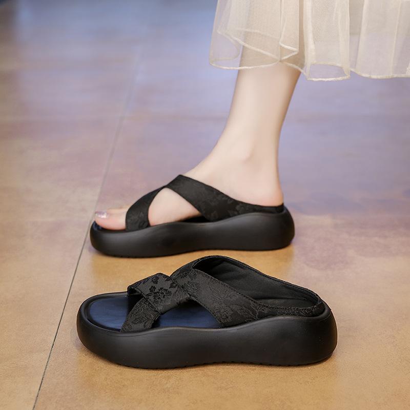 Cool slippers women's summer wear 2025 new go out platform casual beach sandals lazy fashion pregnant women one-word drag