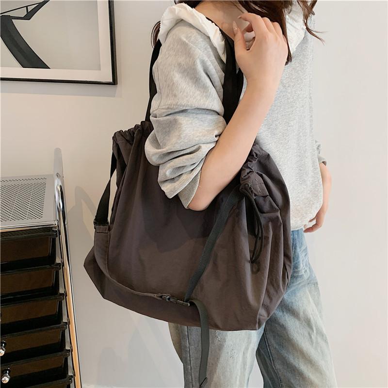 School bag Japanese large-capacity shoulder bag fashionable and lightweight tote bag drawstring lazy wind pleated messenger bag simple casual bag