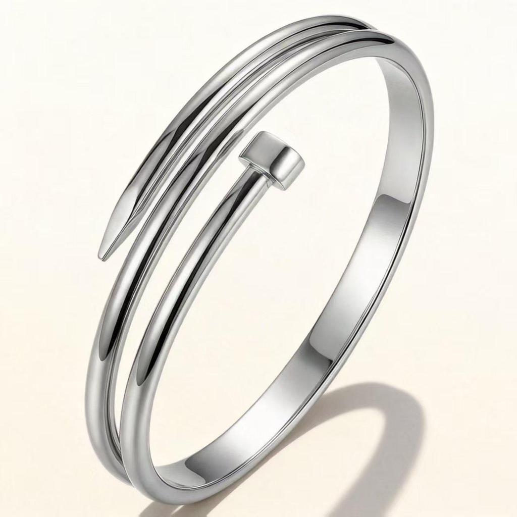 Elegante Bracciale in Acciaio Titanio Placcato Oro per Donna - Raffinato Design Europeo e Americano