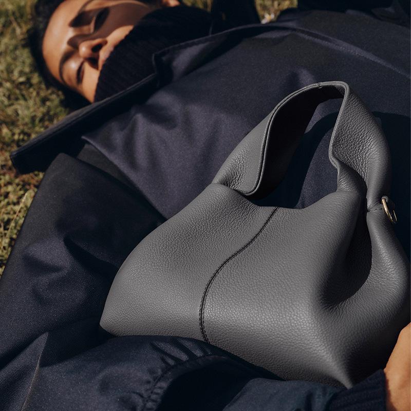 

Французская POEIVE Сумка-облако из натуральной кожи - Женская модная сумка-пельмень, стиль кроссбоди или на плечо Large: 32*16*19cm (885g)