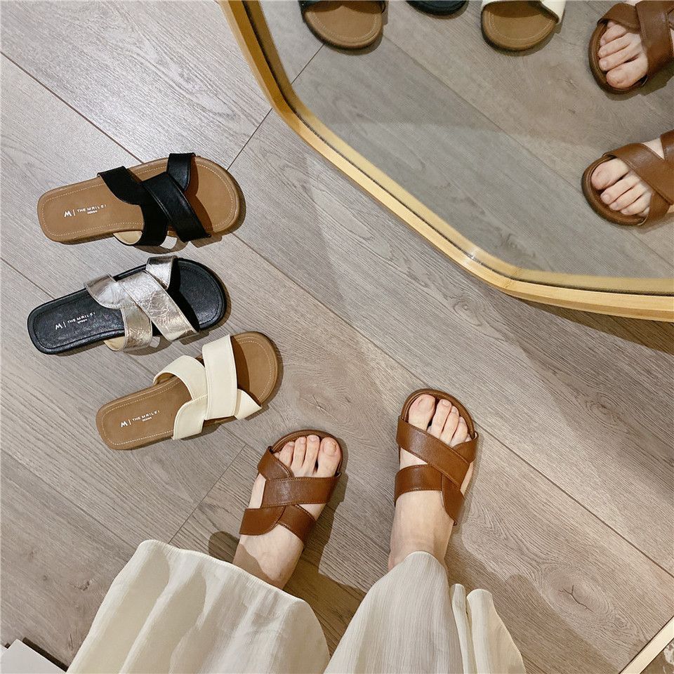 2025 new summer soft-soled one-word cool slippers women's fashion Korean version of versatile flat-bottomed beach shoes women's shoes