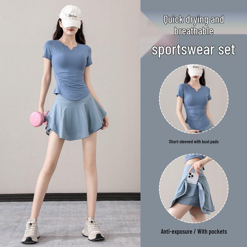 Damen Sommer Sportbekleidungsset: Schnelltrocknendes Tennis-, Badminton-, Yoga- und Lauf-Outfit mit kurzärmeligem Oberteil und Rock.