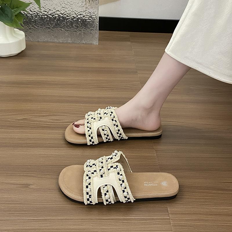 Wear small fragrant style fashion French fairy summer flat bottom word pearl 2025 new slippers beach cool slippers