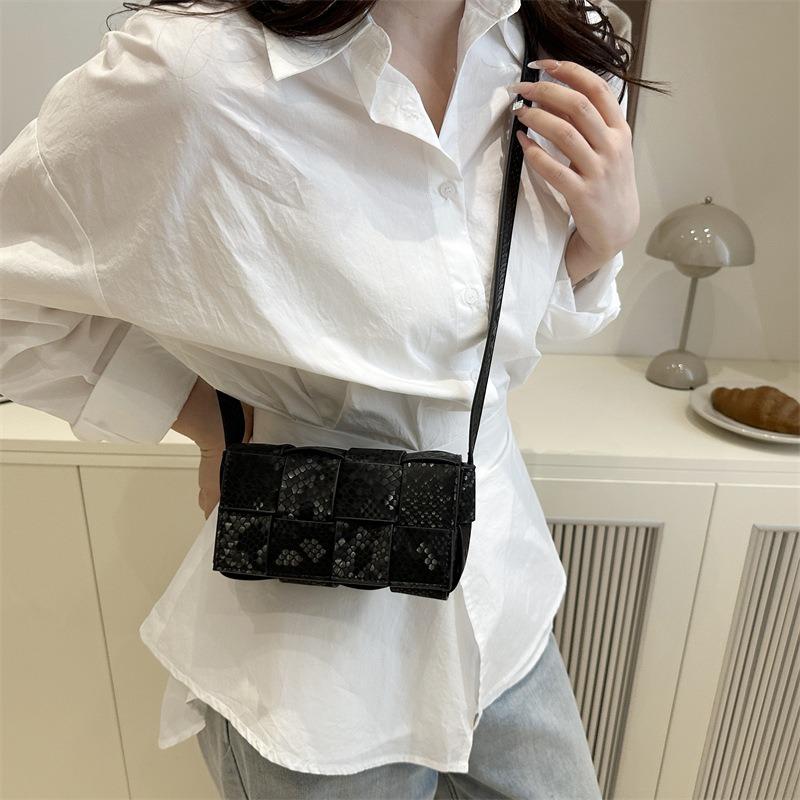 Niche design sense of simple new fashion versatile solid color shoulder messenger bag simple small square bag women