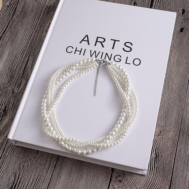 Collier court rétro polyvalent multicouche en perles d'imitation, perles grandes et petites quatre couches superposées chaîne clavicule, plusieurs façons de porter