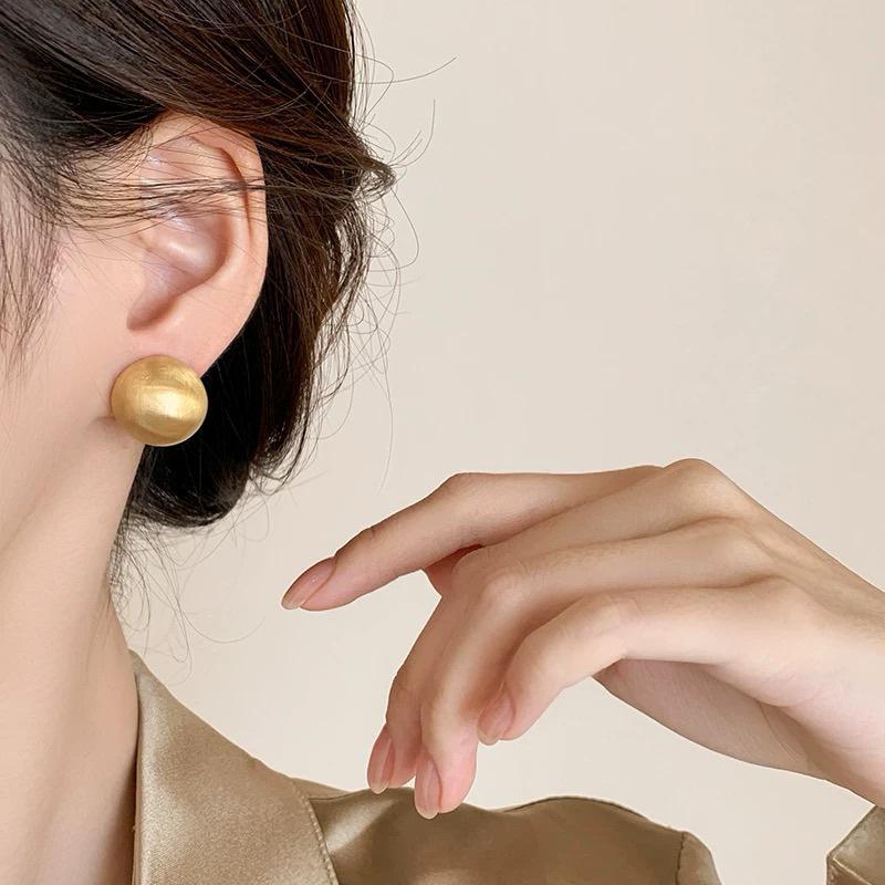 Классические французские серьги-пусеты в виде матового полушария - Высококлассный ретро-дизайн для женщин, Изысканный и универсальный модный аксессуар золотой