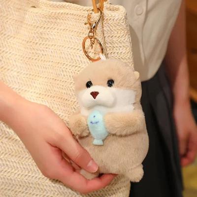 Lontras fofas segurando peixe boneca de pelúcia chaveiro para mochila escolar carteira chaves leves adereços pendurados