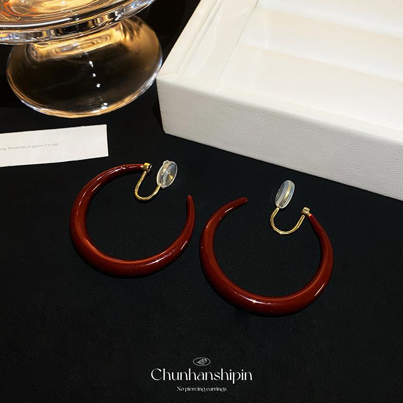 

Retro burgundy oil drop vegan ring, light luxury foreign gas earrings, women s high-end ear clips, no holes, exquisite earrings, explosive earrings.