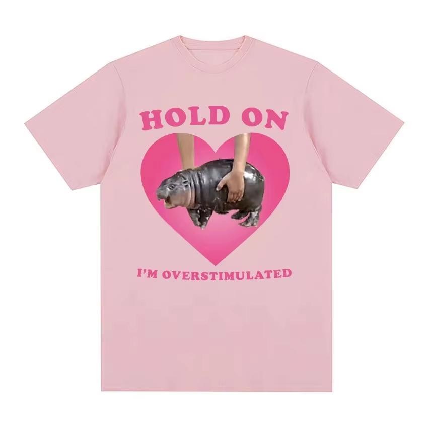 

2026 Moo Deng Hold on Im Overstimulated Pink Heart Baby Hippo Funny Meme T Shirt Unisex Women Vintage Harajuku Cotton Summer 4XL