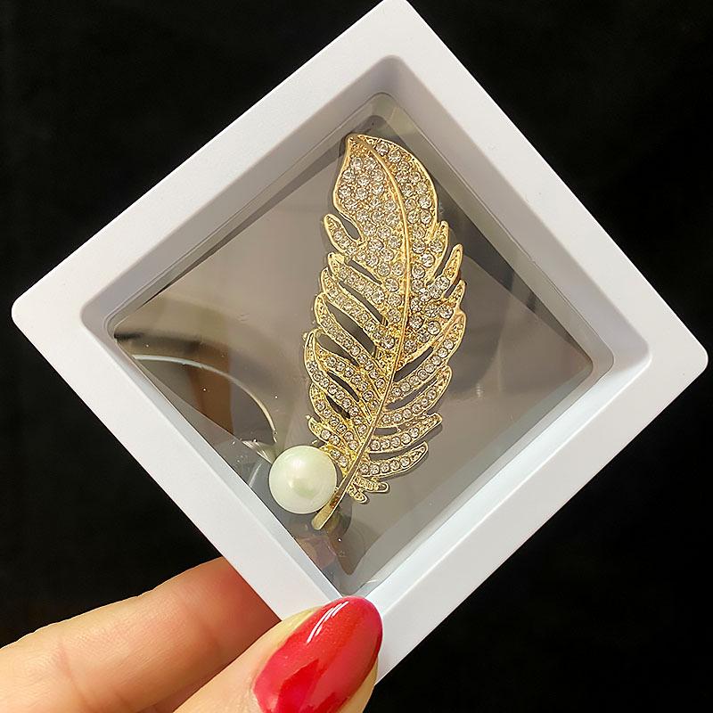 Exquisite Pearl Scarf Buckle: Rhinestone Butterfly Brooch & Bow