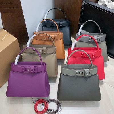Die neue Hand-Schultertasche aus Togo-Leder und Swift-Leder ist eine hochwertige Pendlertasche für Damen aus echtem Leder