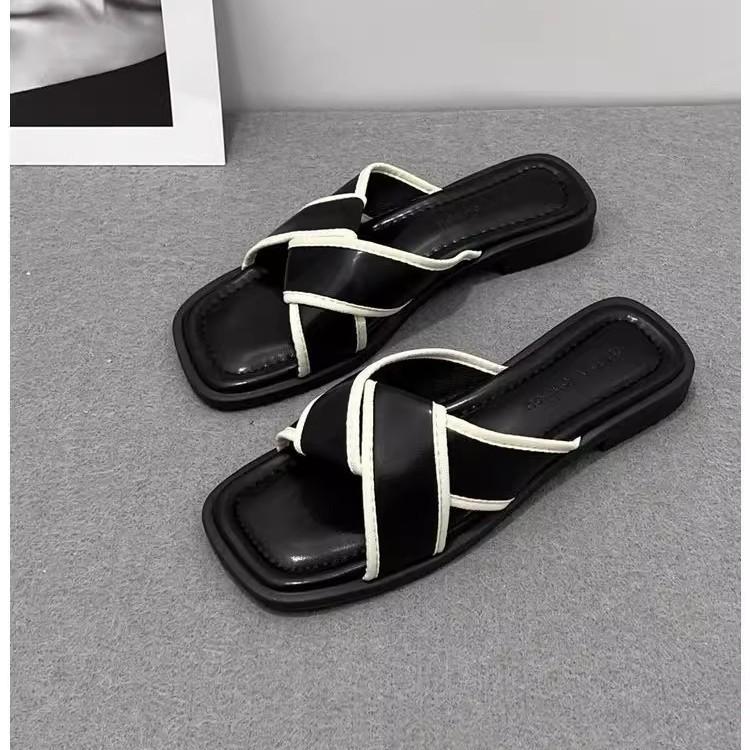 Dámské boty 2025 nové letní nošení francouzské malé sandály plážové sandály s plochou podrážkou a malým voňavým větříkem jednoslovné pantofle