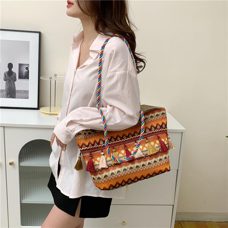 Tassel large-capacity shoulder bag 2025 new niche fashion woven tote bag temperament versatile women's bag