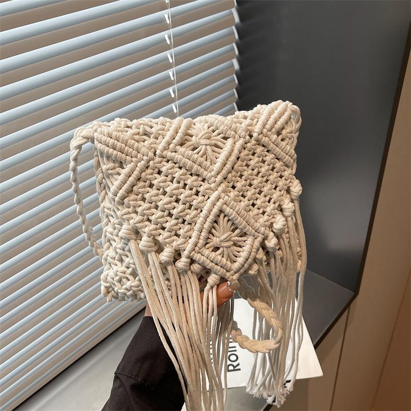 Seaside Beach Straw Bag Women's Vintage Woven Shoulder Bag Tassel Hollow Crossbody Bag