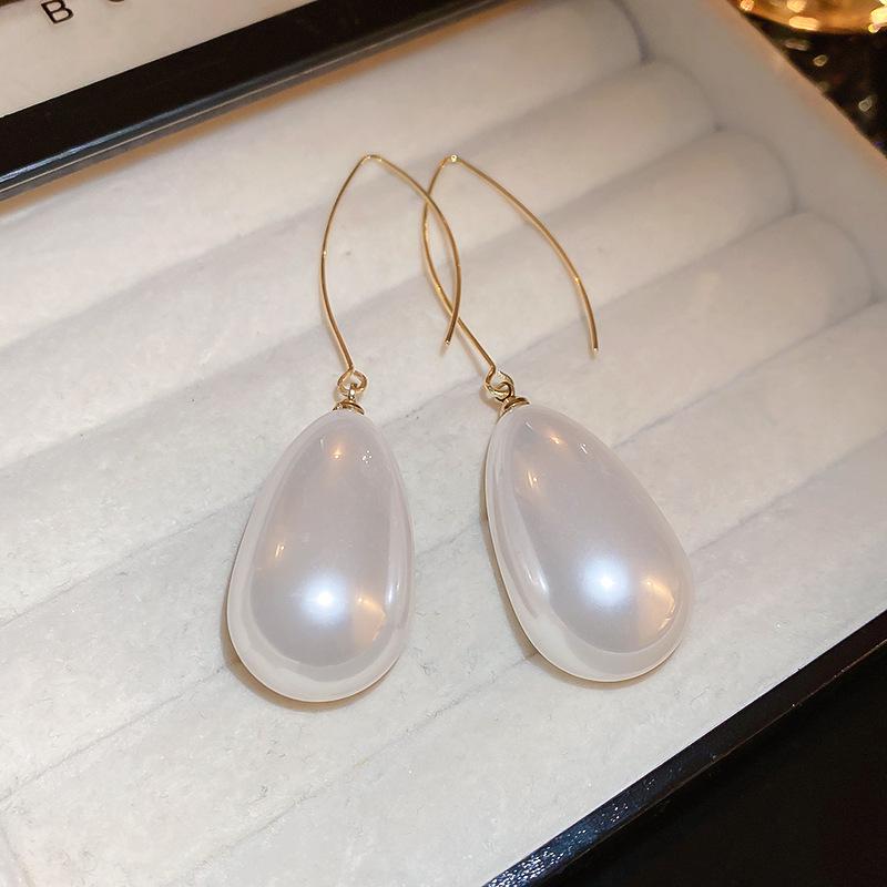 Elegante Ohrhaken-Ohrringe mit tropfenförmigen Imitationsperlen: Französisch inspirierte Mode für vielseitige, anspruchsvolle Frauen.