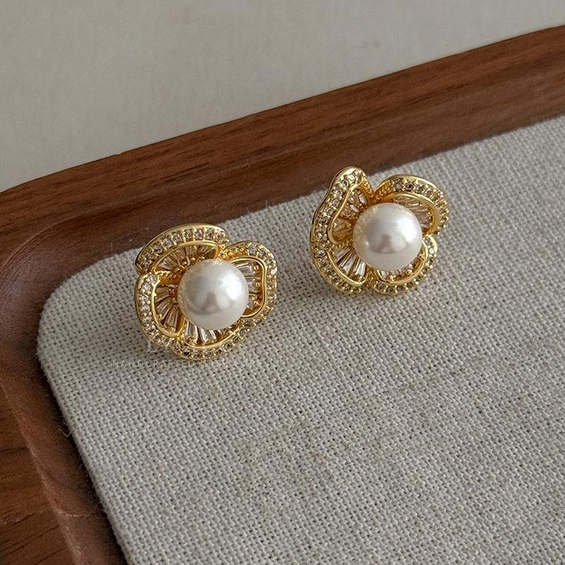 Stylish simple and exquisite pearl light luxury high-end stud earrings for women's small fresh temperament trendy versatile commuter stud earrings