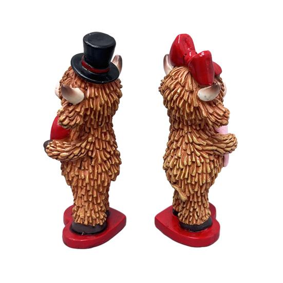 2 Pcs Valentine's Day Highland Cow Figurine Cute Love Scottish Cow Statue with Roses And Heart Romantic Farmhouse Tabletop Decoration