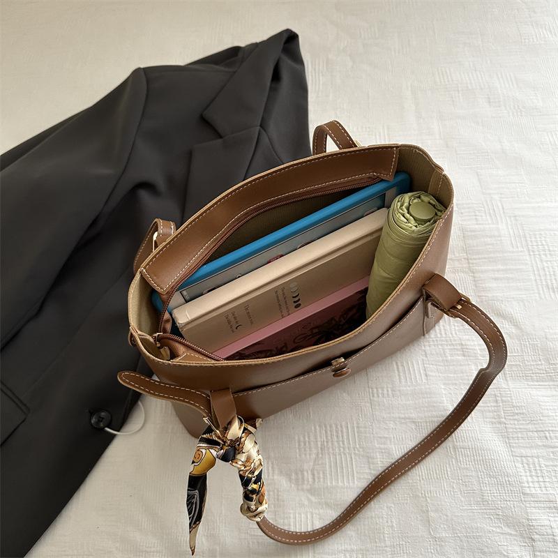Large capacity portable underarm bag women's new simple casual shoulder bag commuter versatile messenger bag