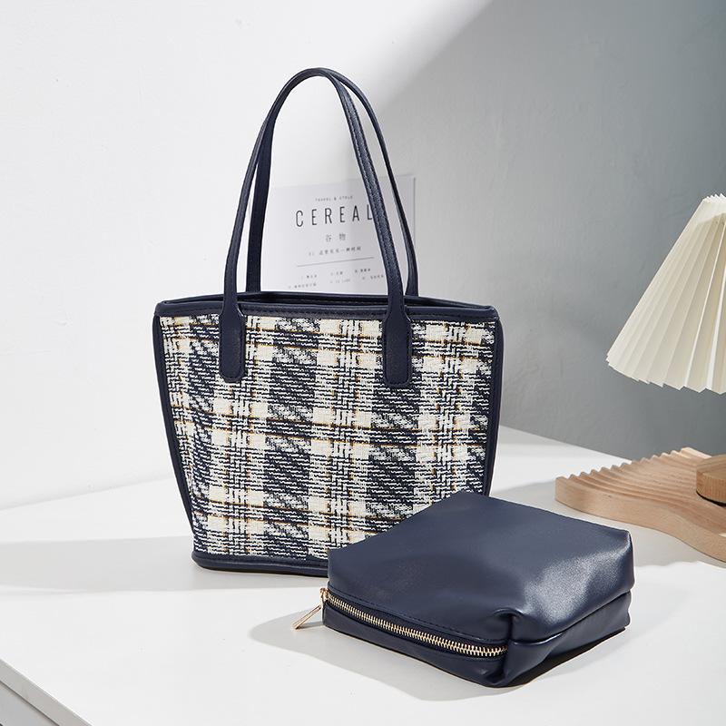 

Premium sense large capacity tote bag new autumn and winter shoulder large bag women s niche canvas portable mother and child bag синий