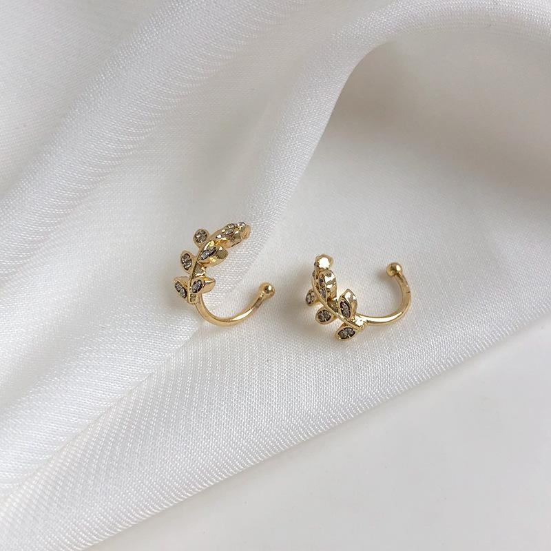 

Temperament Lady Rhyme Personality Light Luxury Diamond Encrusted Bright Crystal Leaves Shape Ear Bone Clip Simple Atmosphere Earrings Female