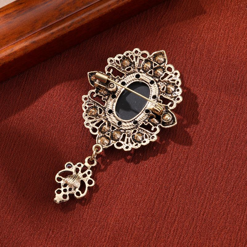 New beautiful head pendant brooch retro court style alloy diamond accessories pin high-end corsage