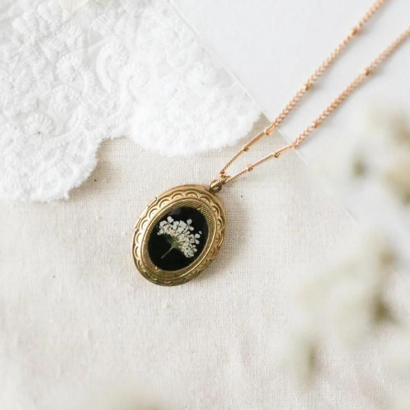 14K Gold Niche Vintage Necklace with White Dried Flower Photo Frame