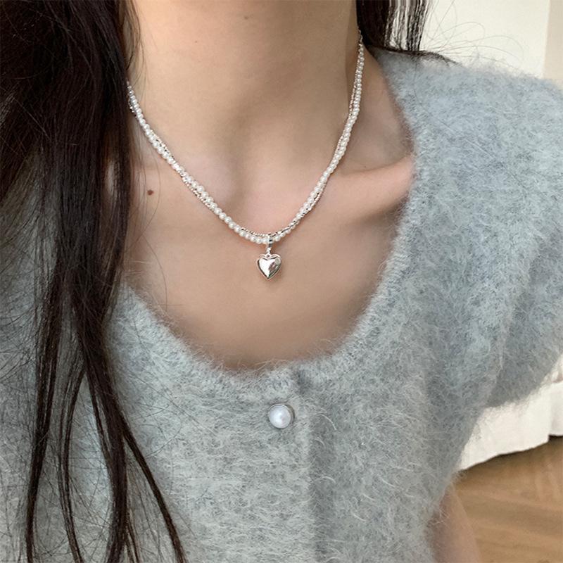 Elegancki Francuski Srebrny Naszyjnik z Perłą w Kształcie Serca - Luksusowy Łańcuszek na Kluczową Kostkę dla Kobiet
