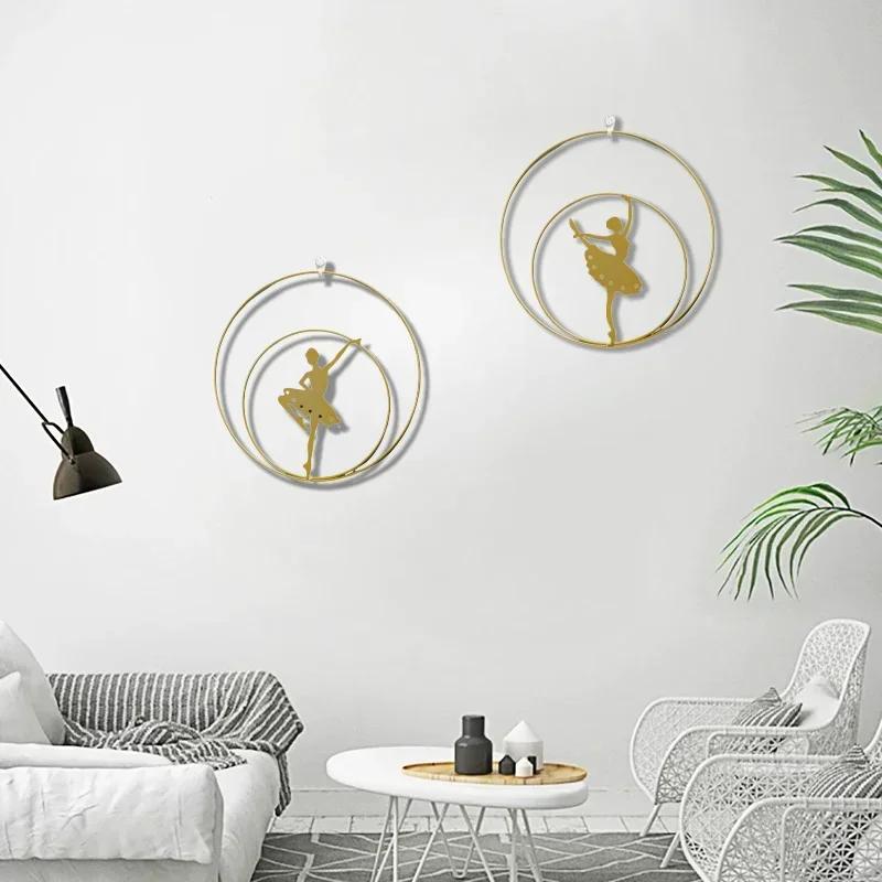 Wanddekoration Wohnzimmer im nordischen Stil, leichter Luxus, die Hintergrundwand ist mit Eisenbildern für die Zimmerkopfwand dekoriert