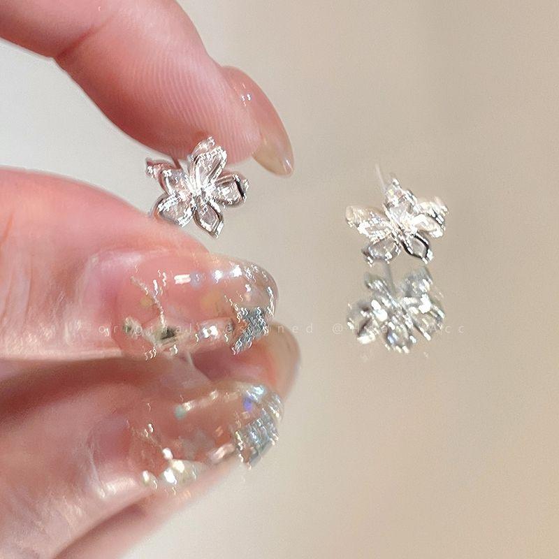 

Suitable for Summer Cut Out Zircon Flower Earrings Female Accessible Luxury Fancy Elegant Ear Studs Niche Style Design Earrings Flower zircon earrings (Silver Needle)