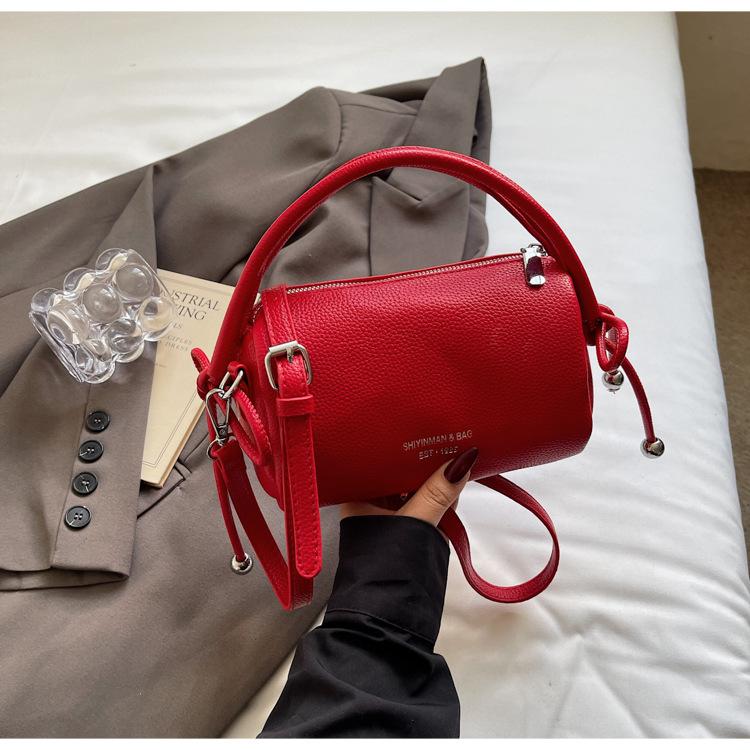 

Niche fashion hand carry women s bag 2025 summer new simple Boston underarm bag high-end versatile messenger bag бордовый