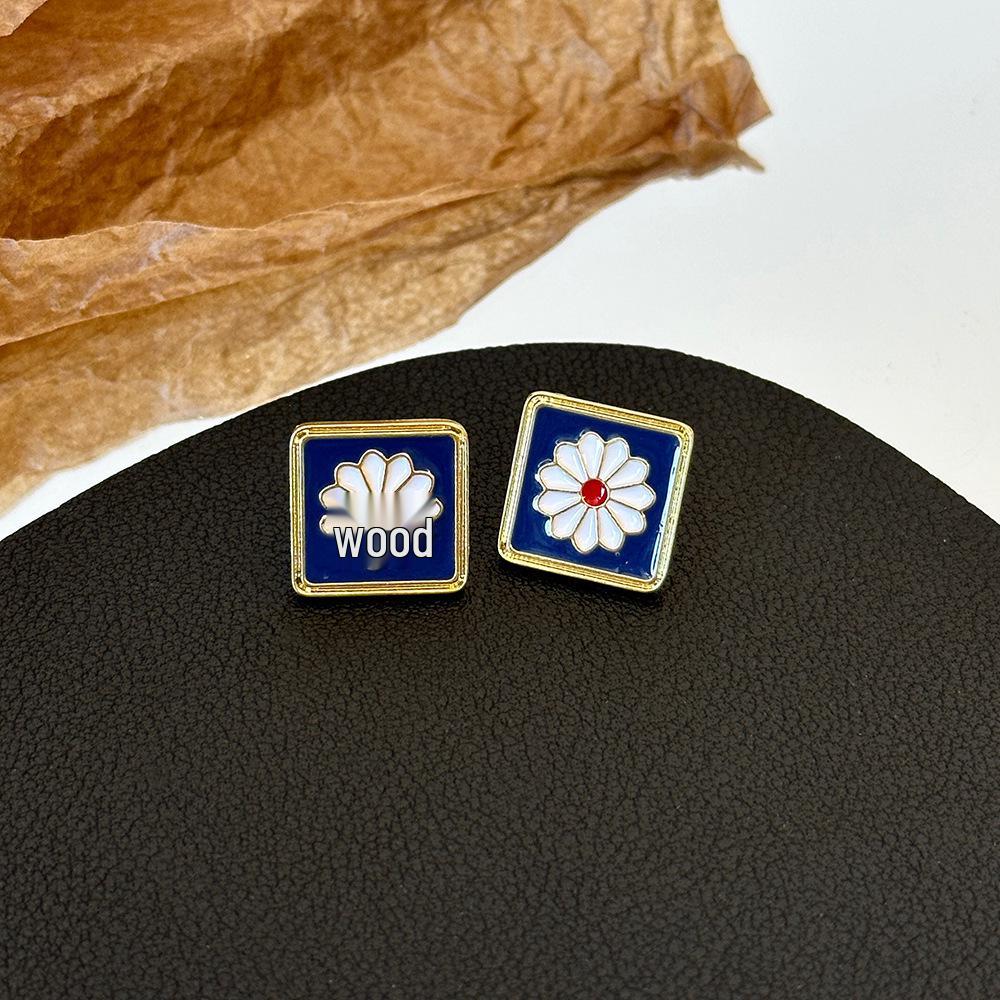 

Элегантные серьги в черно-белую клетку: Универсальные серьги-пусеты в корейском стиле, трендовые, высококачественные, крутые женские украшения для ушей