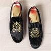 Nya Mode Vardagliga Klänningsskor För Män Spetsig Broderimönster Slip On Loafers Bröllop Formella Skor Zapatos Hombre