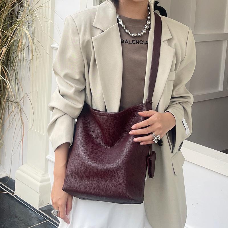 Large-capacity Commuter Tote Bag Trendy Single-shoulder Bag Casual and Versatile Underarm Bag