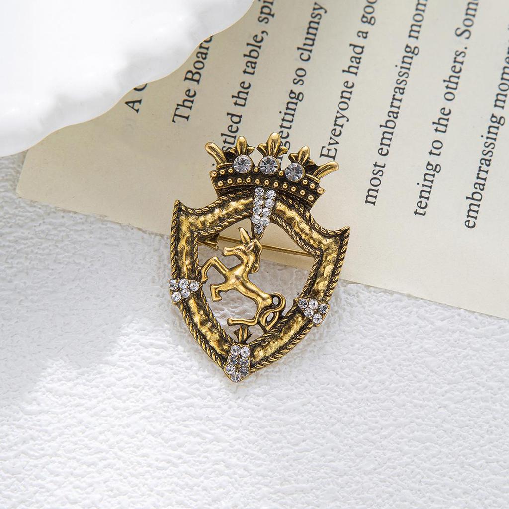 Men's Vintage Horse Shield Lapel Pin – Retro Crown Suit Brooch Accessory