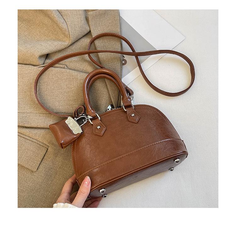 Fashion light luxury portable small bag women's 2025 new foreign style retro shell bag niche retro shoulder messenger bag